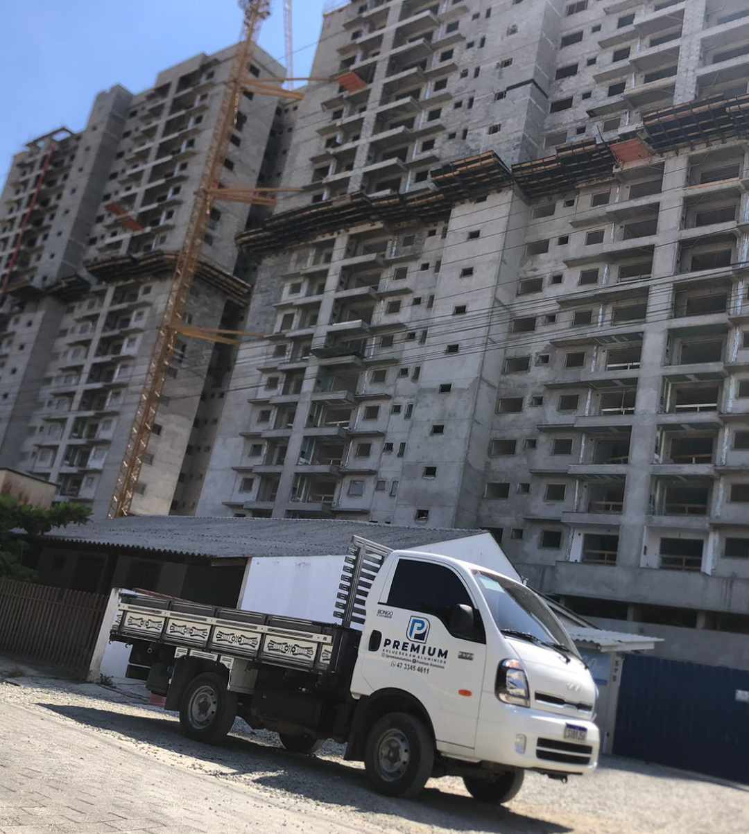 Acabamento premium em esquadria de alumínio para projeto arquitetônico