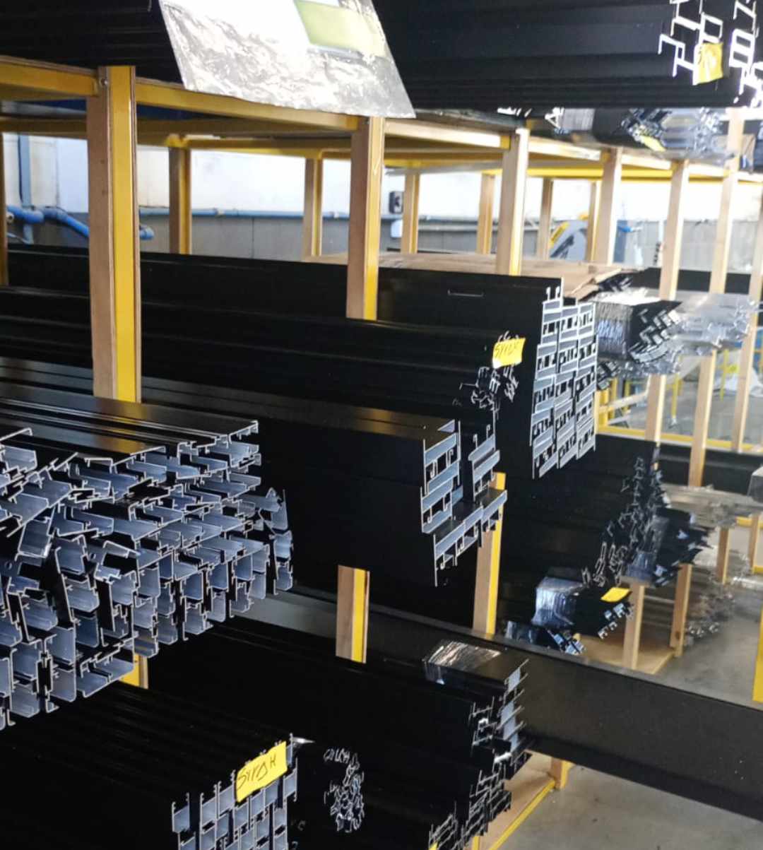 Equipe técnica da Premium Alumínios realizando suporte em canteiro de obras